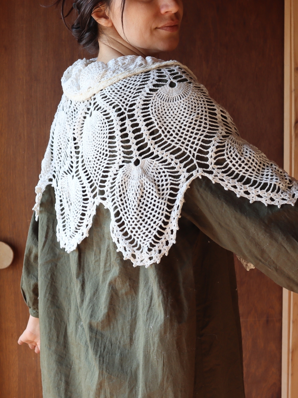 Hand Crocheted Cream Lace Capelet Upcycled Vintage Cotton Tablecloth Collar - Picture 3 of 6